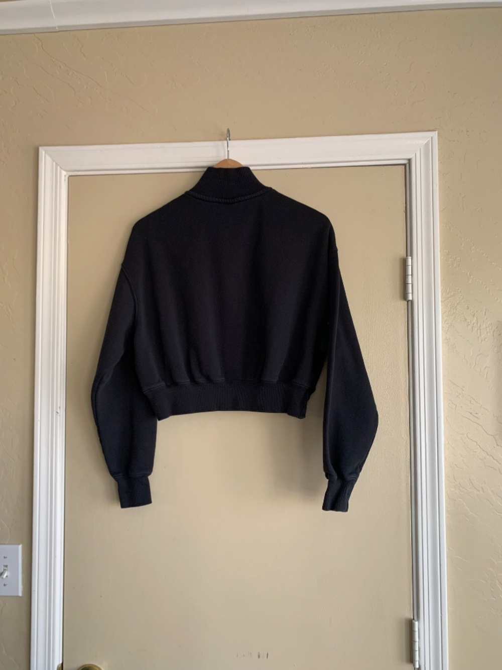 Nike Black 1/4 Zip Cropped Sweatshirt Gym Athlesuire Sporty Sz.S - Picture 8 of 8
